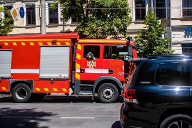 Odessa, Ukrayna, 14 Temmuz 2024 Odessa şehir merkezinde bir itfaiye aracı saldırıya uğruyor. Odessa her gün Rus füzelerinin ve sirenlerinin sesi duyuluyor..