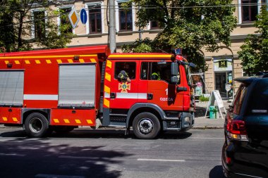 Odessa, Ukrayna, 14 Temmuz 2024 Odessa şehir merkezinde bir itfaiye aracı saldırıya uğruyor. Odessa her gün Rus füzelerinin ve sirenlerinin sesi duyuluyor..