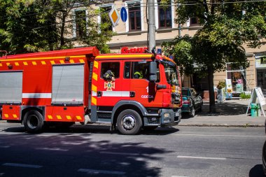 Odessa, Ukrayna, 14 Temmuz 2024 Odessa şehir merkezinde bir itfaiye aracı saldırıya uğruyor. Odessa her gün Rus füzelerinin ve sirenlerinin sesi duyuluyor..