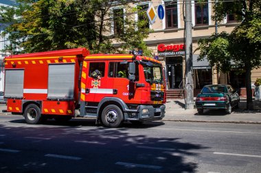 Odessa, Ukrayna, 14 Temmuz 2024 Odessa şehir merkezinde bir itfaiye aracı saldırıya uğruyor. Odessa her gün Rus füzelerinin ve sirenlerinin sesi duyuluyor..