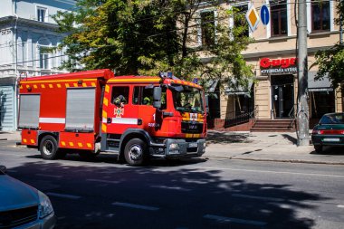 Odessa, Ukrayna, 14 Temmuz 2024 Odessa şehir merkezinde bir itfaiye aracı saldırıya uğruyor. Odessa her gün Rus füzelerinin ve sirenlerinin sesi duyuluyor..