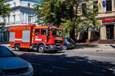 Odessa, Ukrayna, 14 Temmuz 2024 Odessa şehir merkezinde bir itfaiye aracı saldırıya uğruyor. Odessa her gün Rus füzelerinin ve sirenlerinin sesi duyuluyor..