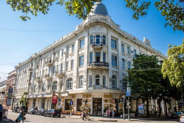 Odessa, Ukrayna, 14 Temmuz 2024 Cityscape, Rusya ile savaş sırasında, Odessa 'daki binalar Rus füzelerinin hedefi ve insanlar her gün sirenler çalsa da sokaklardalar..