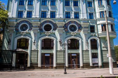 Odessa, Ukrayna, 14 Temmuz 2024 Cityscape, Rusya ile savaş sırasında, Odessa 'daki binalar Rus füzelerinin hedefi ve insanlar her gün sirenler çalsa da sokaklardalar..