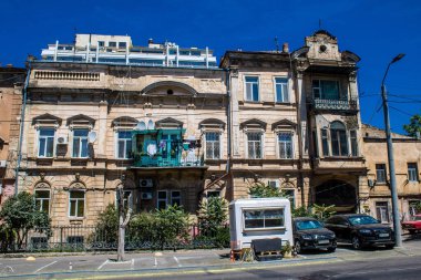 Odessa, Ukrayna, 14 Temmuz 2024 Cityscape, Rusya ile savaş sırasında, Odessa 'daki binalar Rus füzelerinin hedefi ve insanlar her gün sirenler çalsa da sokaklardalar..