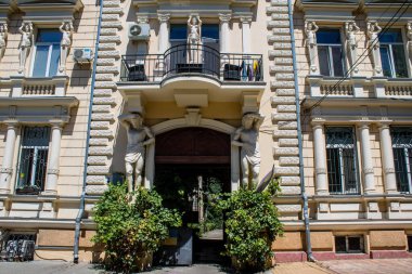 Odessa, Ukrayna, 14 Temmuz 2024 Cityscape, Rusya ile savaş sırasında, Odessa 'daki binalar Rus füzelerinin hedefi ve insanlar her gün sirenler çalsa da sokaklardalar..