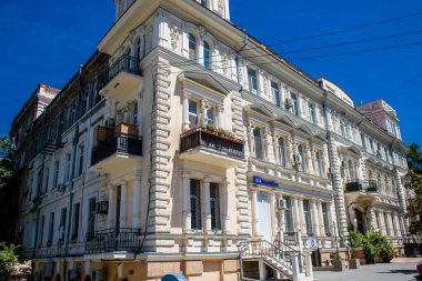 Odessa, Ukrayna, 14 Temmuz 2024 Cityscape, Rusya ile savaş sırasında, Odessa 'daki binalar Rus füzelerinin hedefi ve insanlar her gün sirenler çalsa da sokaklardalar..