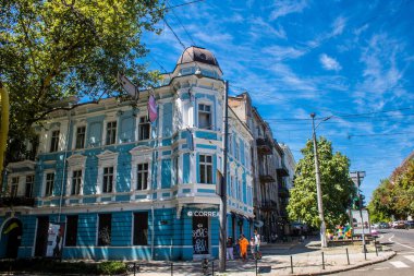 Odessa, Ukrayna, 14 Temmuz 2024 Cityscape, Rusya ile savaş sırasında, Odessa 'daki binalar Rus füzelerinin hedefi ve insanlar her gün sirenler çalsa da sokaklardalar..