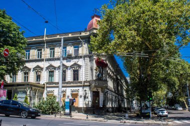 Odessa, Ukrayna, 14 Temmuz 2024 Cityscape, Rusya ile savaş sırasında, Odessa 'daki binalar Rus füzelerinin hedefi ve insanlar her gün sirenler çalsa da sokaklardalar..