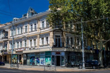 Odessa, Ukrayna, 14 Temmuz 2024 Cityscape, Rusya ile savaş sırasında, Odessa 'daki binalar Rus füzelerinin hedefi ve insanlar her gün sirenler çalsa da sokaklardalar..