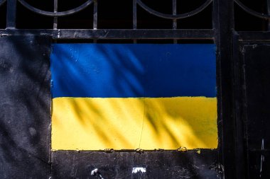 Odessa, Ukrayna, 14 Temmuz 2024 Ukrayna bayrağının renkleri Odessa 'daki birçok binanın duvarlarına boyanmıştır. Bu, Rusya ile savaş halinde Ukraynalıların kendilerini yok etmeleri anlamına geliyor..