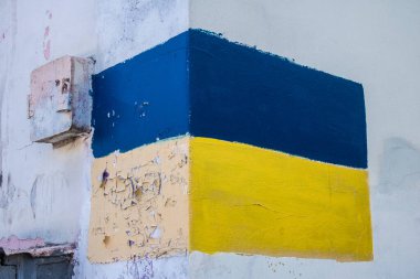 Odessa, Ukrayna, 14 Temmuz 2024 Ukrayna bayrağının renkleri Odessa 'daki birçok binanın duvarlarına boyanmıştır. Bu, Rusya ile savaş halinde Ukraynalıların kendilerini yok etmeleri anlamına geliyor..