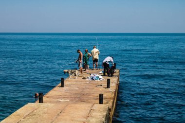 Odessa, Ukrayna, 14 Temmuz 2024 Odessa sakinleri savaşın başlangıcından bu yana sayısız Rus saldırısı olduğu için gözetim altındaki plajdan yararlanıyorlar.