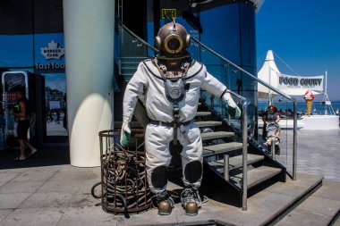 Odessa, Ukrayna, 14 Temmuz 2024 Odessa sakinleri savaşın başlangıcından bu yana sayısız Rus saldırısı olduğu için gözetim altındaki plajdan yararlanıyorlar.