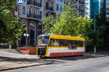 Odessa, Ukrayna, 14 Temmuz 2024 Odessa tramvayı şehir düzenli olarak bombalanırken, Odessa 'daki kamu hizmetleri her gün Rus füze ve sirenlerinin sesi altında..