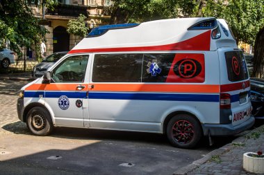 Odessa, Ukrayna, 15 Temmuz 2024 Odessa şehir merkezine park etmiş bir ambulans. Odessa, Rus füze ve sirenlerinin her gün çaldığı bir yer..