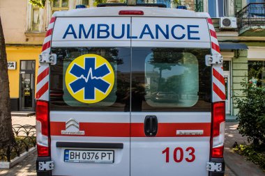 Odessa, Ukrayna, 15 Temmuz 2024 Odessa şehir merkezine park etmiş bir ambulans. Odessa, Rus füze ve sirenlerinin her gün çaldığı bir yer..
