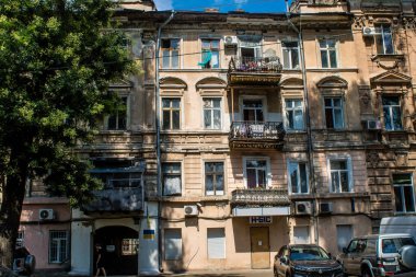 Odessa, Ukrayna, 15 Temmuz 2024 Cityscape, Rusya ile savaş sırasında, Odessa 'daki binalar Rus füzelerinin hedefi ve insanlar her gün sirenler çalsa da sokaklardalar..