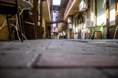 Odessa, Ukrayna, 15 Temmuz 2024 Cityscape, Rusya ile savaş sırasında, Odessa 'daki binalar Rus füzelerinin hedefi ve insanlar her gün sirenler çalsa da sokaklardalar..