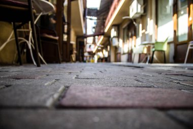 Odessa, Ukrayna, 15 Temmuz 2024 Cityscape, Rusya ile savaş sırasında, Odessa 'daki binalar Rus füzelerinin hedefi ve insanlar her gün sirenler çalsa da sokaklardalar..