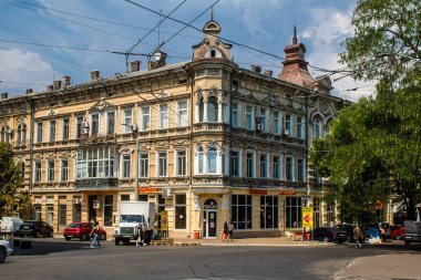 Odessa, Ukrayna, 15 Temmuz 2024 Cityscape, Rusya ile savaş sırasında, Odessa 'daki binalar Rus füzelerinin hedefi ve insanlar her gün sirenler çalsa da sokaklardalar..