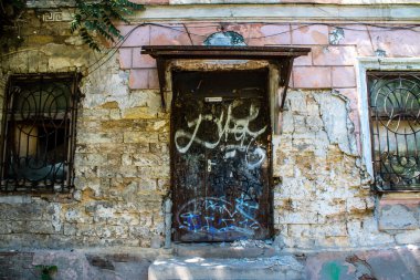 Odessa, Ukrayna, 15 Temmuz 2024 Cityscape, Rusya ile savaş sırasında, Odessa 'daki binalar Rus füzelerinin hedefi ve insanlar her gün sirenler çalsa da sokaklardalar..