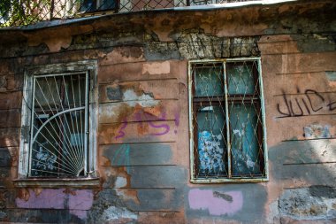 Odessa, Ukrayna, 15 Temmuz 2024 Cityscape, Rusya ile savaş sırasında, Odessa 'daki binalar Rus füzelerinin hedefi ve insanlar her gün sirenler çalsa da sokaklardalar..