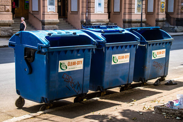 Одесса, Украина, 15 июля 2024 г. Городской пейзаж, во время войны с Россией, здания в Одессе являются мишенью российских ракет и люди находятся на улице, хотя сирены звучат каждый день.