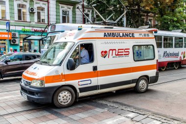 Odessa, Ukrayna, 18 Temmuz 2024 Rusya ile savaş sırasında Odessa şehir merkezinden bir ambulans geçiyor, Odessa her gün Rus füzelerinin ve sirenlerinin sesi duyuluyor.