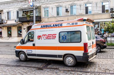 Odessa, Ukrayna, 18 Temmuz 2024 Rusya ile savaş sırasında Odessa şehir merkezinden bir ambulans geçiyor, Odessa her gün Rus füzelerinin ve sirenlerinin sesi duyuluyor.