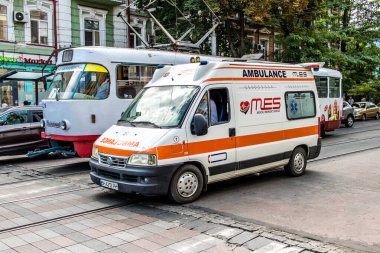 Odessa, Ukrayna, 18 Temmuz 2024 Rusya ile savaş sırasında Odessa şehir merkezinden bir ambulans geçiyor, Odessa her gün Rus füzelerinin ve sirenlerinin sesi duyuluyor.