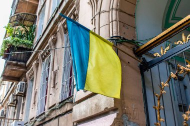 Odessa, Ukrayna, 18 Temmuz 2024 Cityscape, Rusya ile savaş sırasında, Odessa 'daki binalar Rus füzelerinin hedefi ve insanlar her gün sirenler çalsa da sokaklardalar..