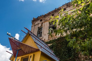 Odessa, Ukrayna, 20 Temmuz 2024 Cityscape, Rusya ile savaş sırasında, Odessa 'daki binalar Rus füzelerinin hedefi ve insanlar her gün sirenler çalsa da sokaklardalar..