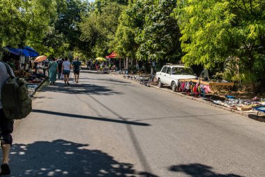 Odessa, Ukrayna, 20 Temmuz 2024 Cityscape, Rusya ile savaş sırasında, Odessa 'daki binalar Rus füzelerinin hedefi ve insanlar her gün sirenler çalsa da sokaklardalar..