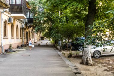 Odessa, Ukrayna, 20 Temmuz 2024 Cityscape, Rusya ile savaş sırasında, Odessa 'daki binalar Rus füzelerinin hedefi ve insanlar her gün sirenler çalsa da sokaklardalar..