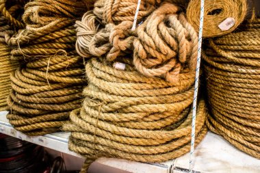 Odessa, Ukrayna, 21 Temmuz 2024 Endüstriyel malzeme, Odessa 'daki Starokonny pazarında ev yenileme malzemeleri ve ekipmanları satıldı. Stajyer doktor bu pazarda evleri için gereken her şeyi buluyor..