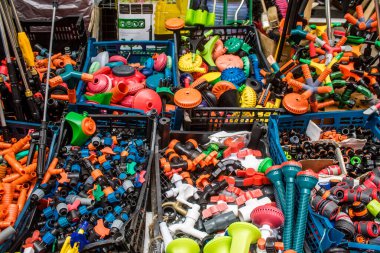 Odessa, Ukrayna, 21 Temmuz 2024 Endüstriyel malzeme, Odessa 'daki Starokonny pazarında ev yenileme malzemeleri ve ekipmanları satıldı. Stajyer doktor bu pazarda evleri için gereken her şeyi buluyor..