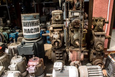 Odessa, Ukrayna, 21 Temmuz 2024 Endüstriyel malzeme, Odessa 'daki Starokonny pazarında ev yenileme malzemeleri ve ekipmanları satıldı. Stajyer doktor bu pazarda evleri için gereken her şeyi buluyor..