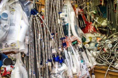 Odessa, Ukrayna, 21 Temmuz 2024 Endüstriyel malzeme, Odessa 'daki Starokonny pazarında ev yenileme malzemeleri ve ekipmanları satıldı. Stajyer doktor bu pazarda evleri için gereken her şeyi buluyor..