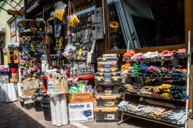 Odessa, Ukrayna, 21 Temmuz 2024 Endüstriyel malzeme, Odessa 'daki Starokonny pazarında ev yenileme malzemeleri ve ekipmanları satıldı. Stajyer doktor bu pazarda evleri için gereken her şeyi buluyor..