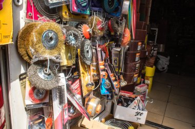 Odessa, Ukrayna, 21 Temmuz 2024 Endüstriyel malzeme, Odessa 'daki Starokonny pazarında ev yenileme malzemeleri ve ekipmanları satıldı. Stajyer doktor bu pazarda evleri için gereken her şeyi buluyor..