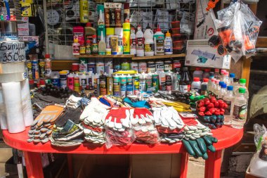 Odessa, Ukrayna, 21 Temmuz 2024 Endüstriyel malzeme, Odessa 'daki Starokonny pazarında ev yenileme malzemeleri ve ekipmanları satıldı. Stajyer doktor bu pazarda evleri için gereken her şeyi buluyor..