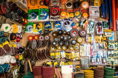 Odessa, Ukrayna, 21 Temmuz 2024 Endüstriyel malzeme, Odessa 'daki Starokonny pazarında ev yenileme malzemeleri ve ekipmanları satıldı. Stajyer doktor bu pazarda evleri için gereken her şeyi buluyor..