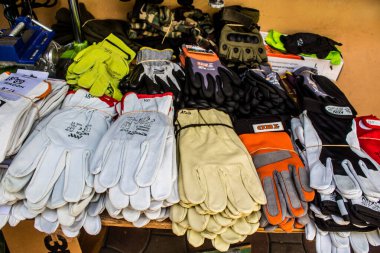 Odessa, Ukrayna, 21 Temmuz 2024 Endüstriyel malzeme, Odessa 'daki Starokonny pazarında ev yenileme malzemeleri ve ekipmanları satıldı. Stajyer doktor bu pazarda evleri için gereken her şeyi buluyor..