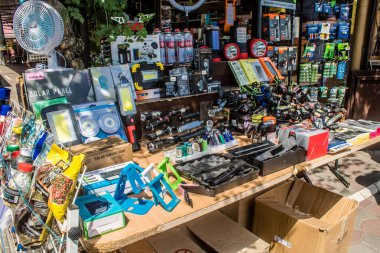 Odessa, Ukrayna, 21 Temmuz 2024 Endüstriyel malzeme, Odessa 'daki Starokonny pazarında ev yenileme malzemeleri ve ekipmanları satıldı. Stajyer doktor bu pazarda evleri için gereken her şeyi buluyor..