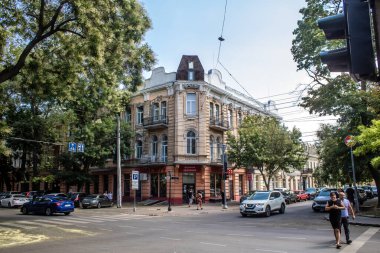 Odessa, Ukrayna, 23 Temmuz 2024 Cityscape, Rusya ile savaş sırasında, Odessa 'daki binalar Rus füzelerinin hedefi ve insanlar her gün sirenler çalsa da sokaklardalar..