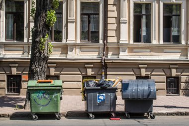Odessa, Ukrayna, 23 Temmuz 2024 Cityscape, Rusya ile savaş sırasında, Odessa 'daki binalar Rus füzelerinin hedefi ve insanlar her gün sirenler çalsa da sokaklardalar..