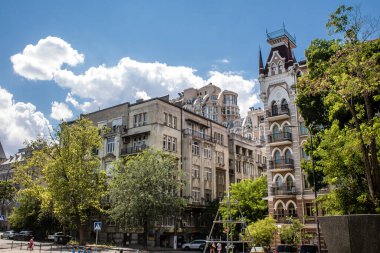 Odessa, Ukrayna, 23 Temmuz 2024 Cityscape, Rusya ile savaş sırasında, Odessa 'daki binalar Rus füzelerinin hedefi ve insanlar her gün sirenler çalsa da sokaklardalar..