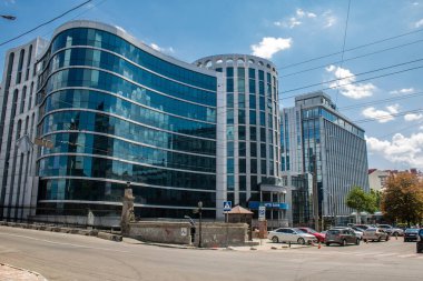 Odessa, Ukrayna, 23 Temmuz 2024 Cityscape, Rusya ile savaş sırasında, Odessa 'daki binalar Rus füzelerinin hedefi ve insanlar her gün sirenler çalsa da sokaklardalar..