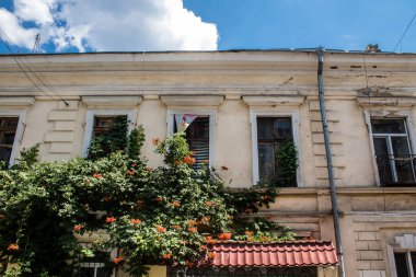 Odessa, Ukrayna, 23 Temmuz 2024 Cityscape, Rusya ile savaş sırasında, Odessa 'daki binalar Rus füzelerinin hedefi ve insanlar her gün sirenler çalsa da sokaklardalar..